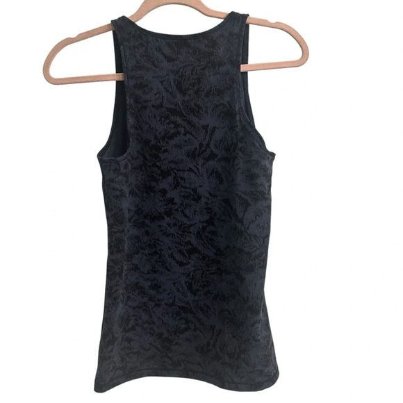 ATHLETA SCOOP TANK TEXTURE IN FROSTED FLORAL BLACK/ BLUE SIZE SMALL - Picture 6 of 6